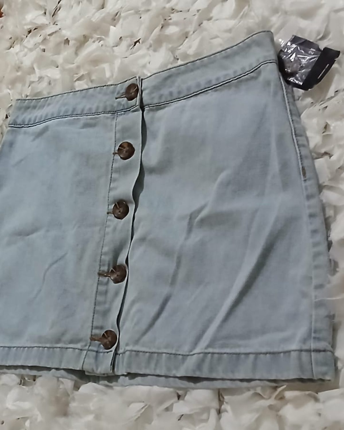 Falda corta de jeans con botones al frente, un bósico moderno y versátil que combina con todo.