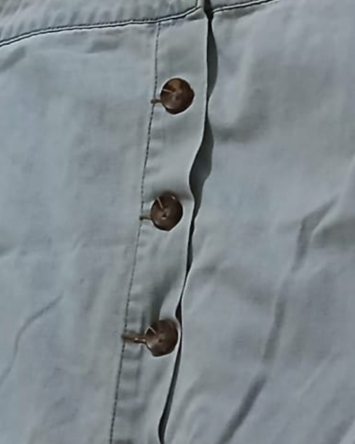 Falda corta de jeans con botones al frente, un bósico moderno y versátil que combina con todo.