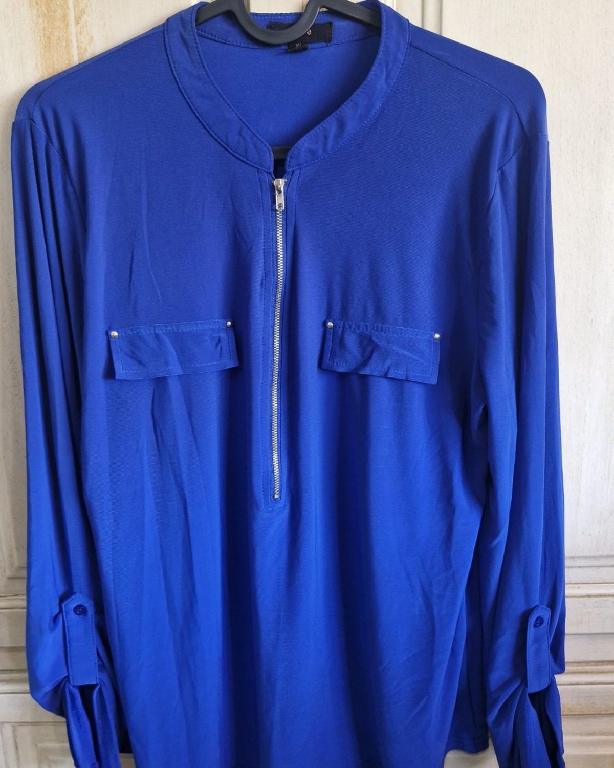Blusa azul de mujer en excelente estado con detalles de bolsillo