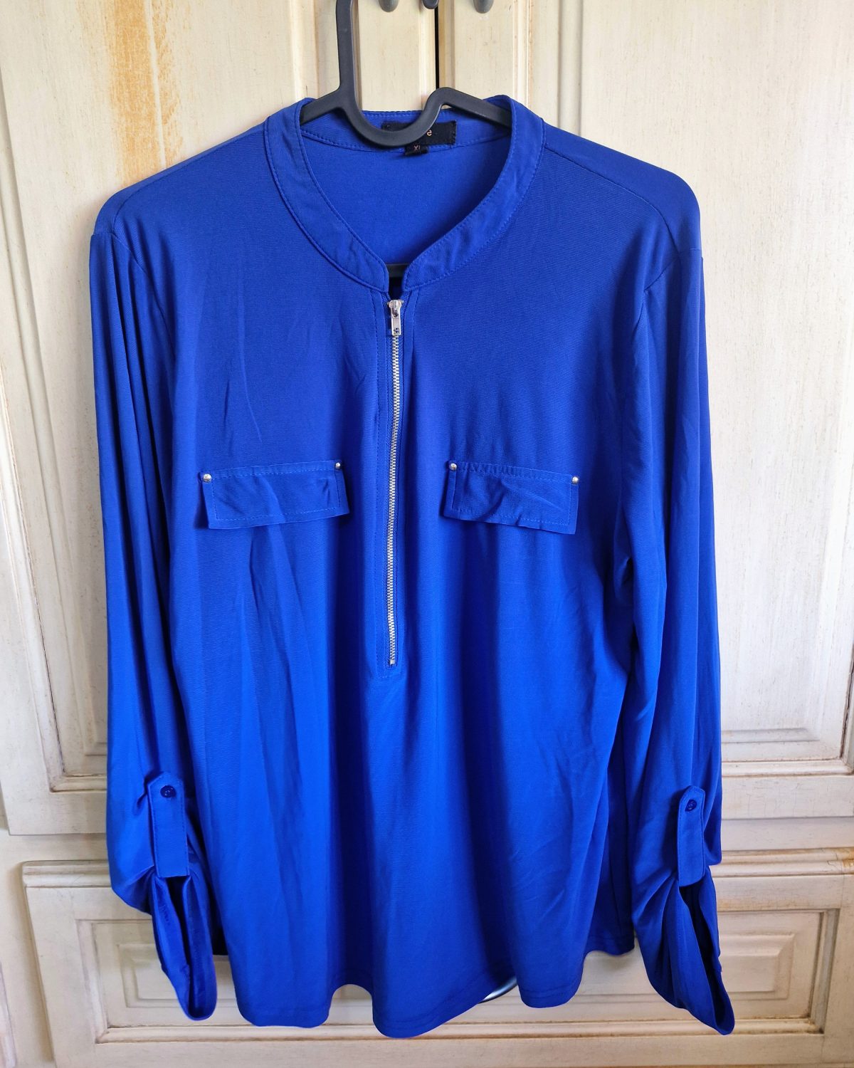 Blusa azul de mujer en excelente estado con detalles de bolsillo
