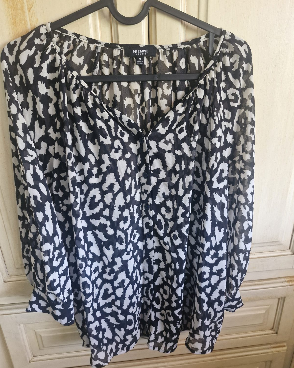 Blusa de mujer en poliéster con estampado animal en negro