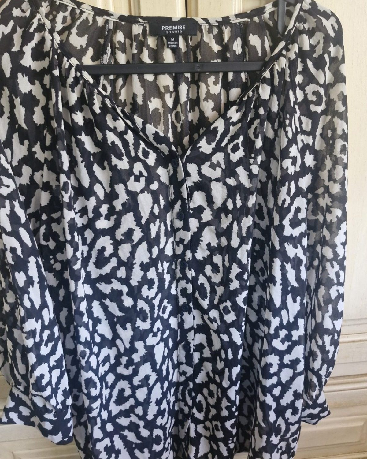 Blusa de mujer en poliéster con estampado animal en negro
