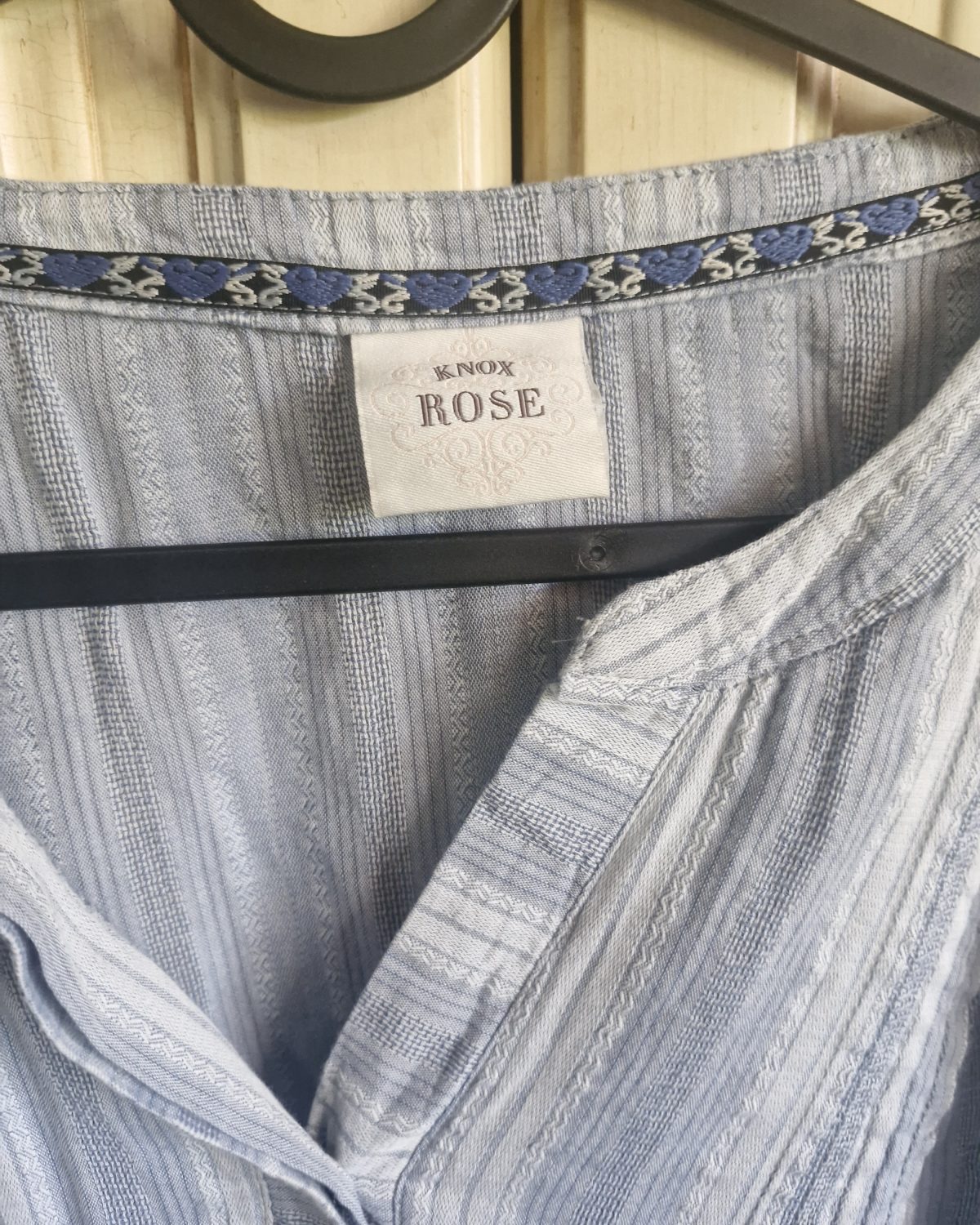 Blusa de mujer Knox Rose Plateado en excelente estado azul claro