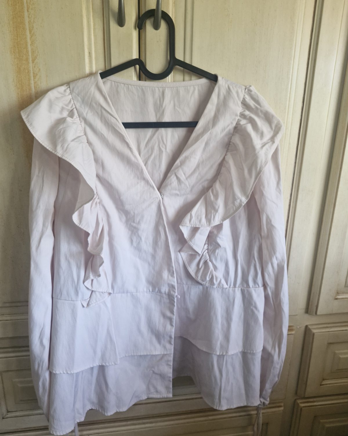 Blusa de mujer nude con volantes Blanco en excelente estado