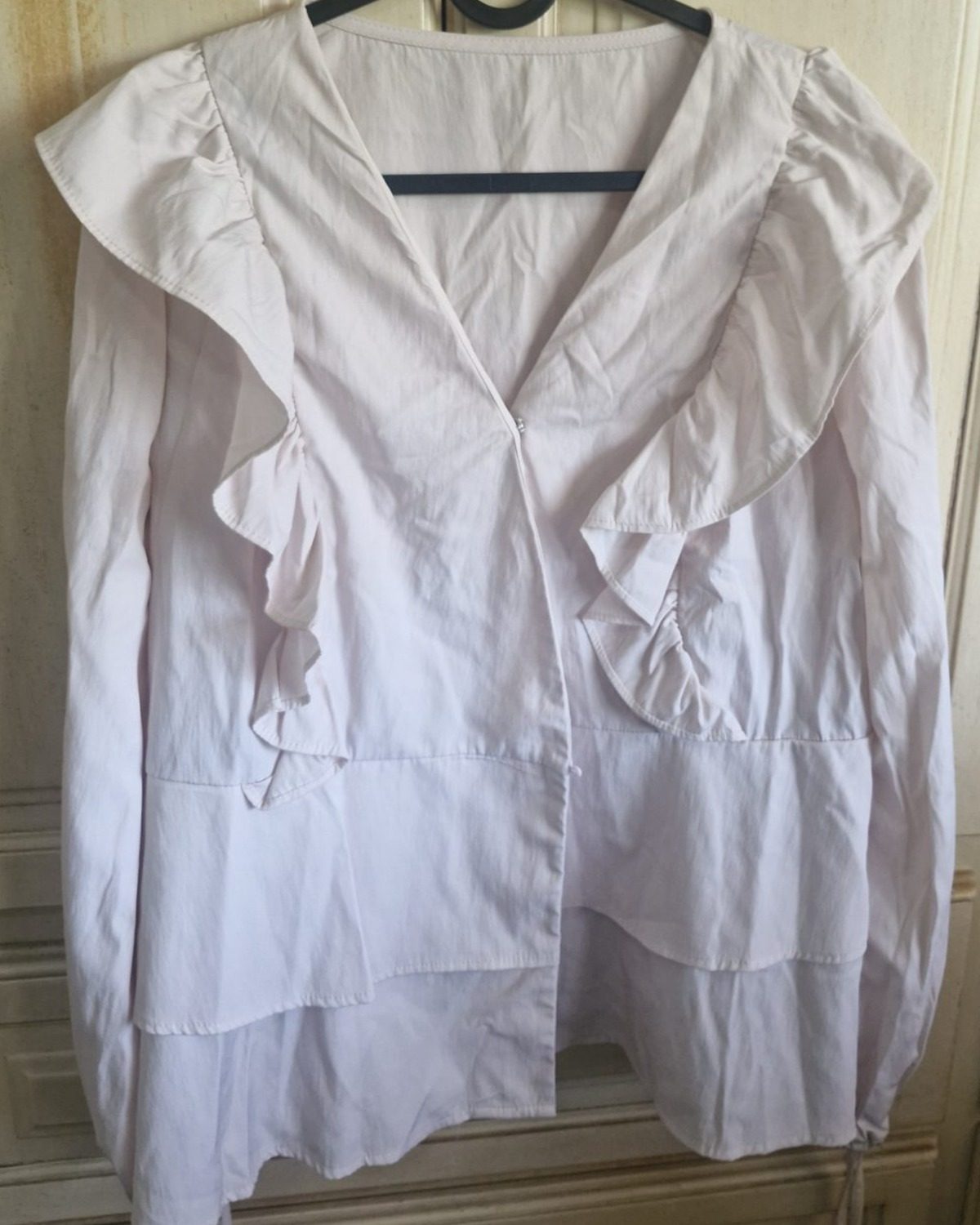 Blusa de mujer nude con volantes Blanco en excelente estado