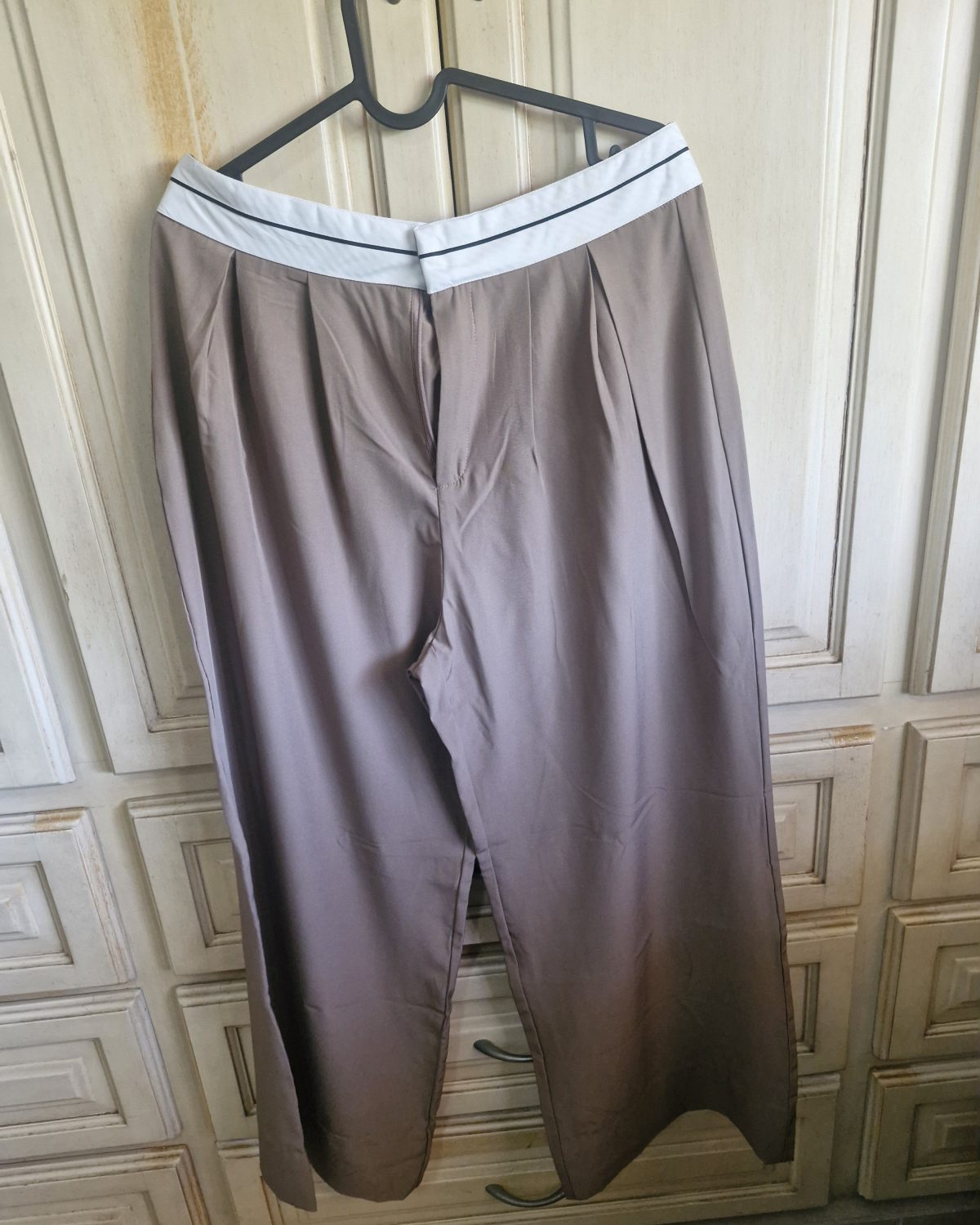 Pantalones de mujer marrón con detalle en la cintura