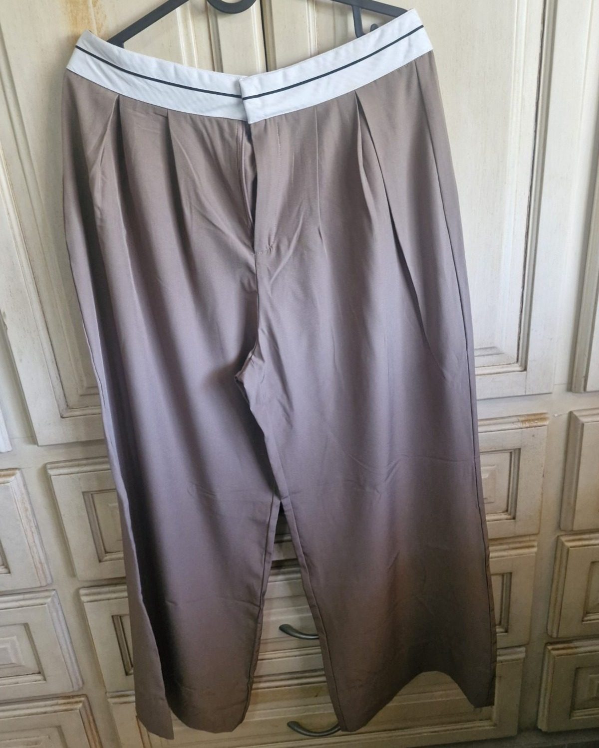 Pantalones de mujer marrón con detalle en la cintura