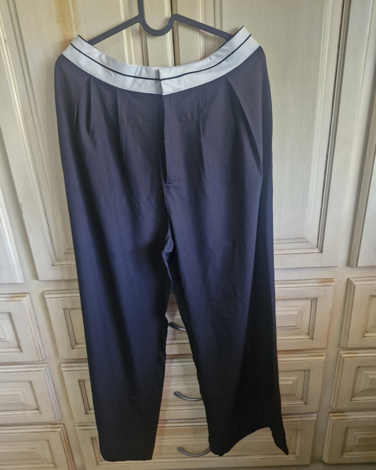 Pantalones de mujer Shein en negro con detalles en blanco