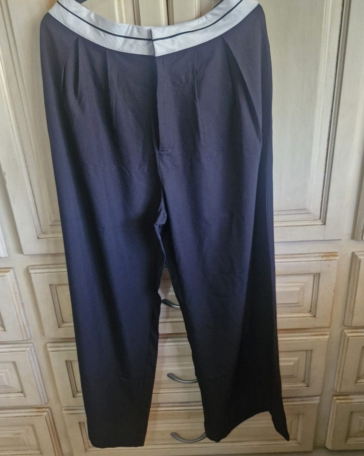 Pantalones de mujer Shein en negro con detalles en blanco
