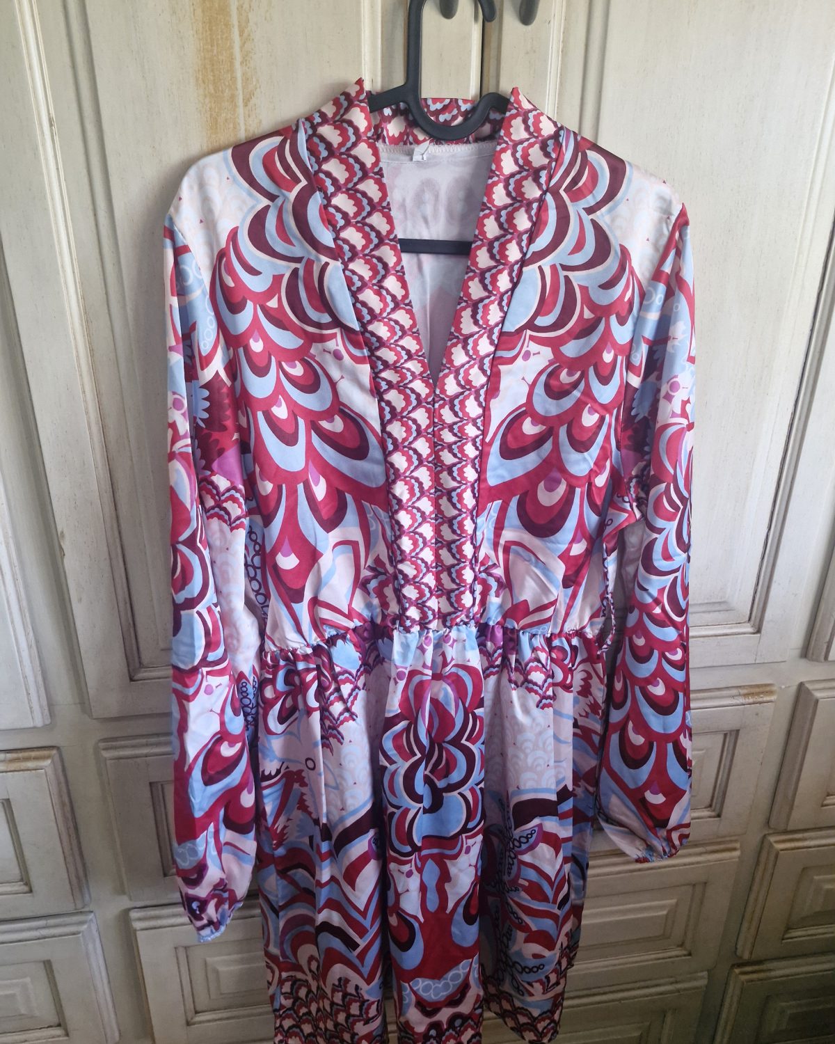 Vestido de mujer multicolor con estampado vibrante