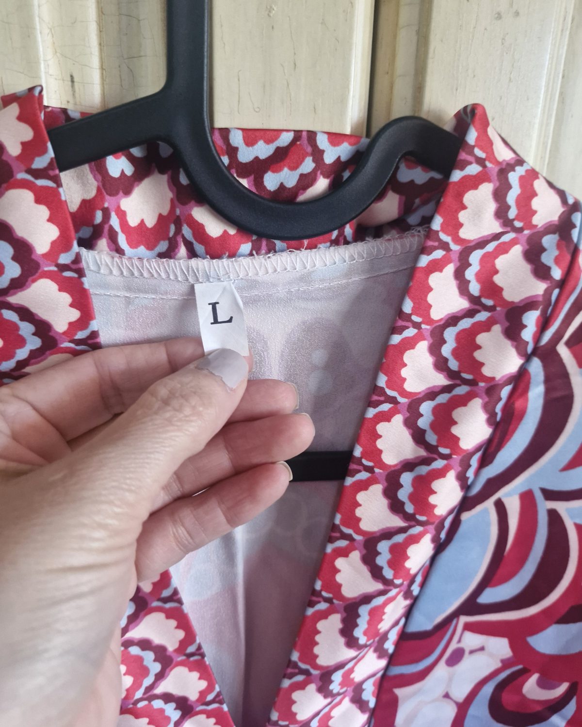 Vestido de mujer multicolor con estampado vibrante