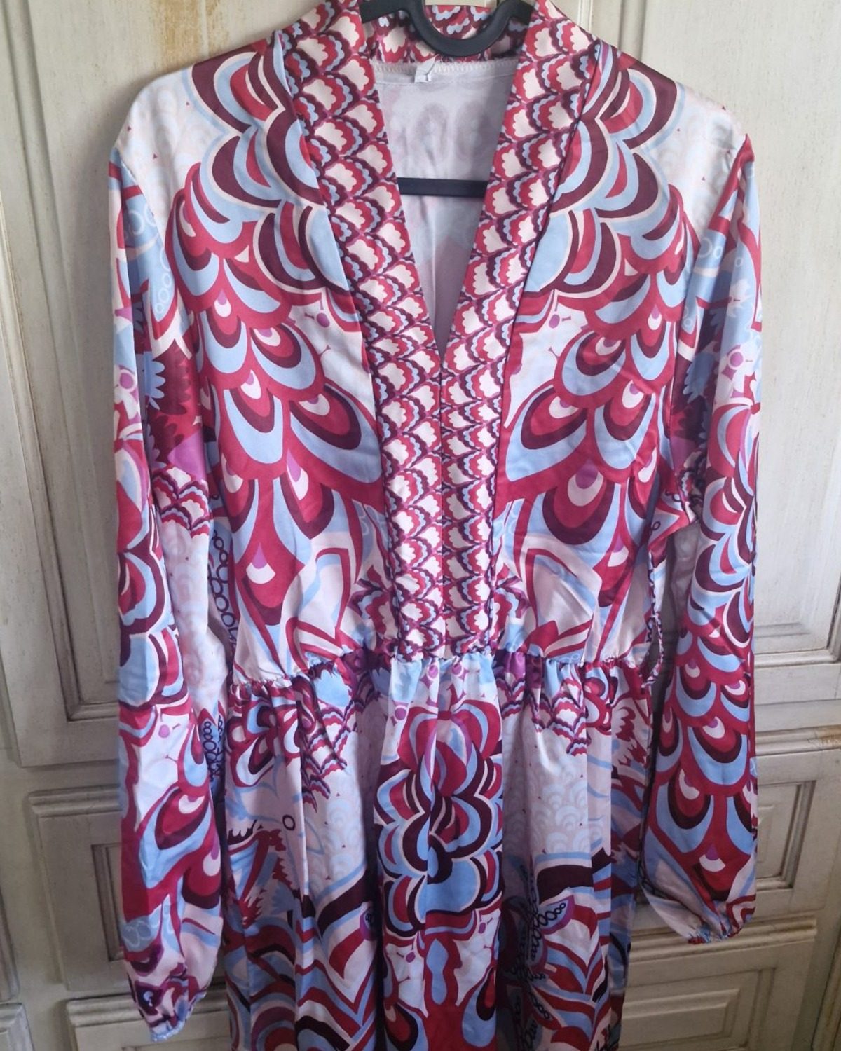 Vestido de mujer multicolor con estampado vibrante