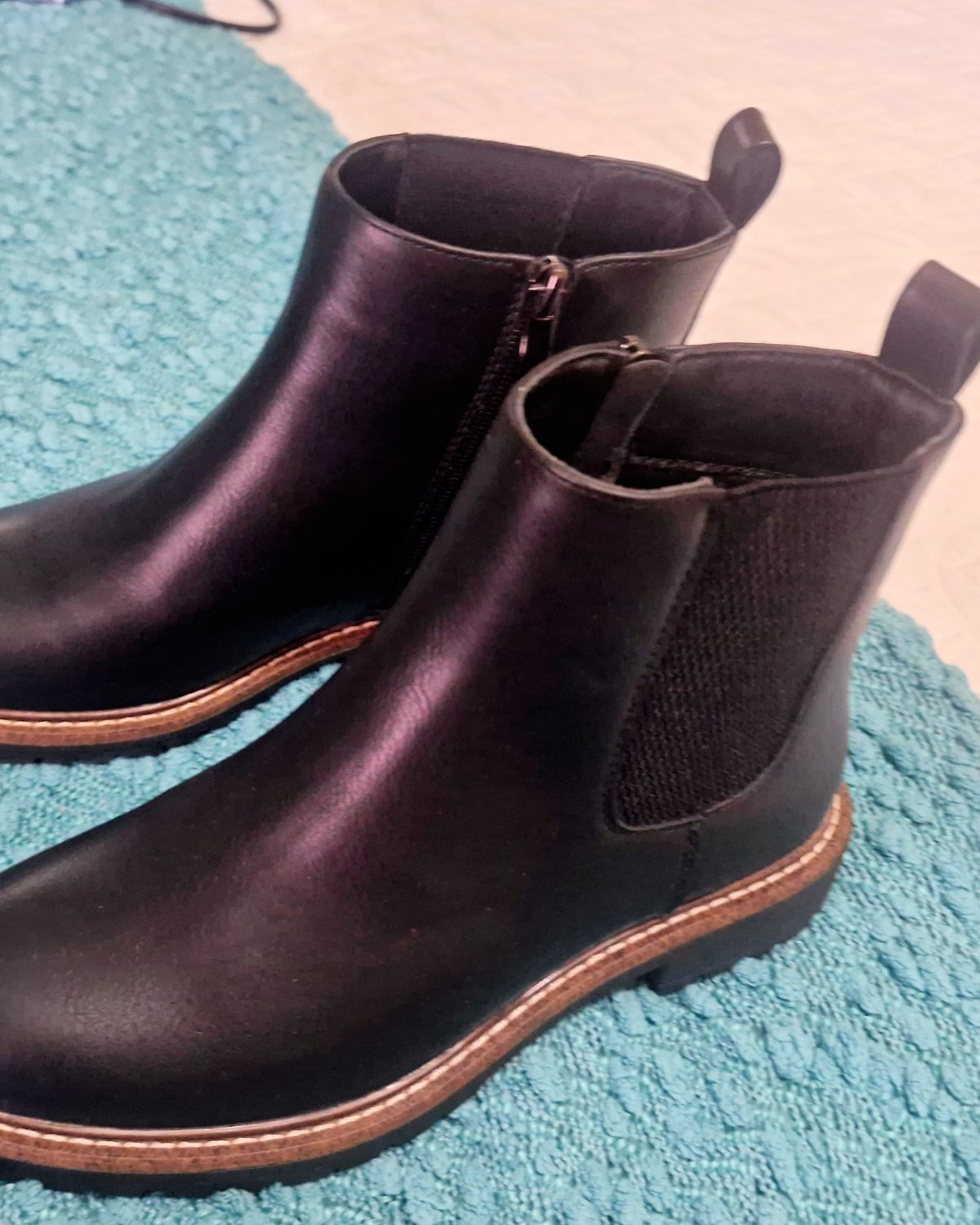 Botas de mujer Shelsea en negro con detalle de costura