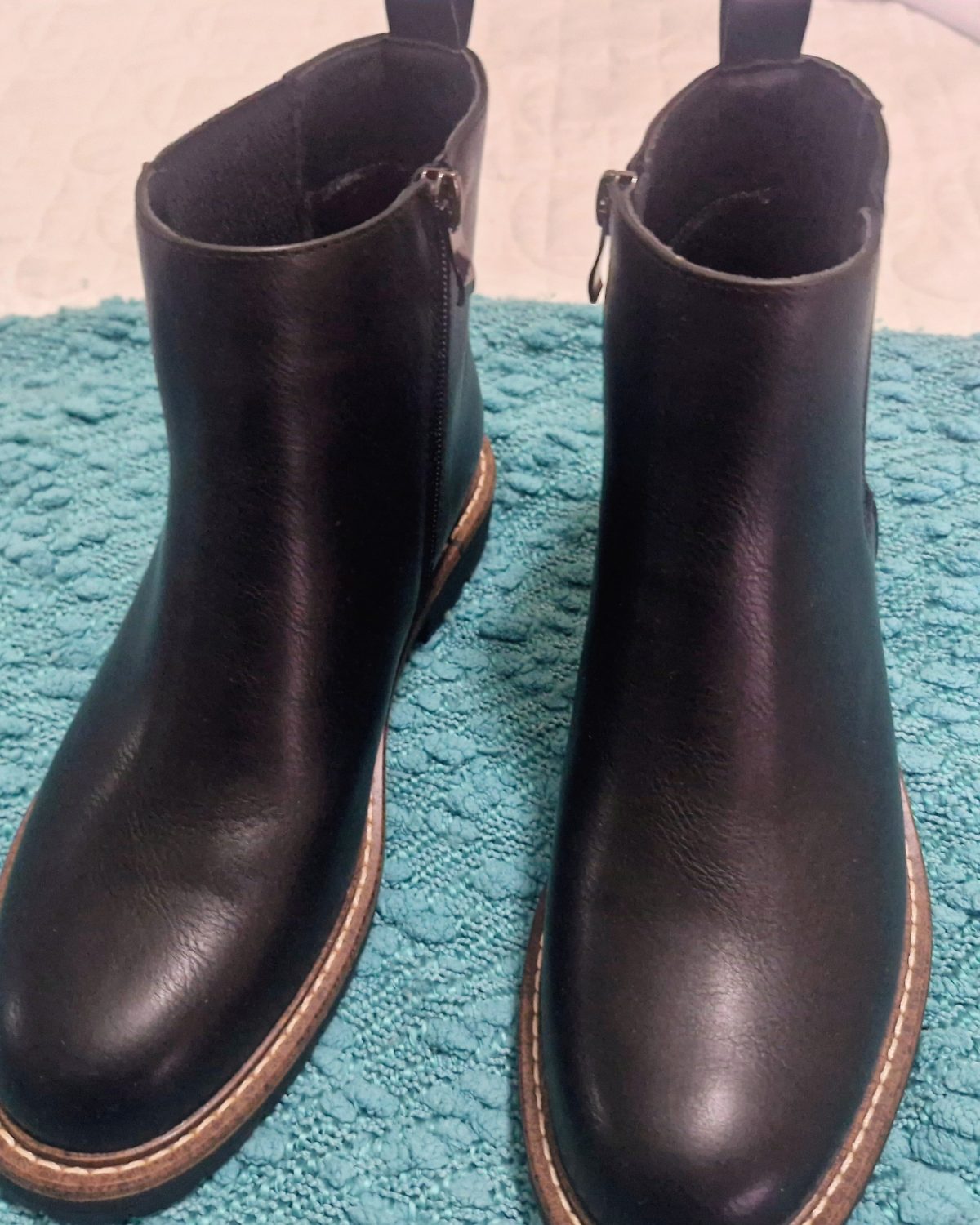 Botas de mujer Shelsea en negro con detalle de costura