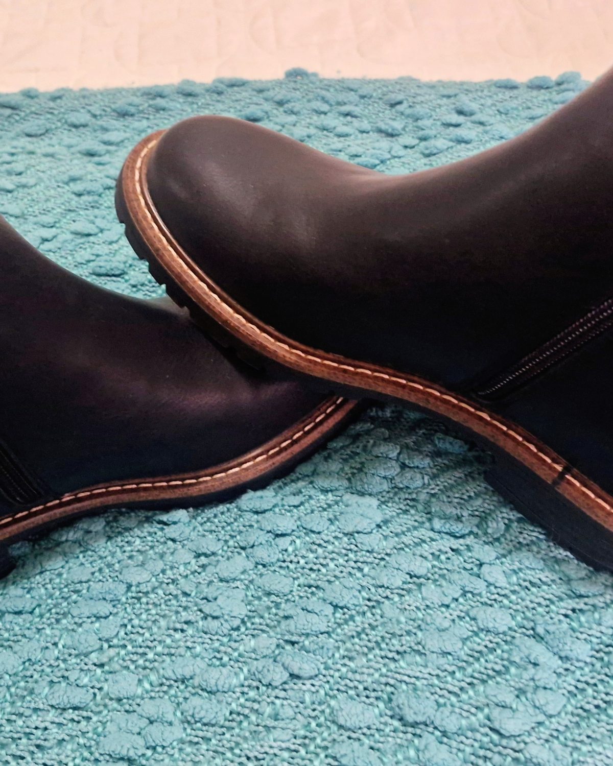 Botas de mujer Shelsea en negro con detalle de costura