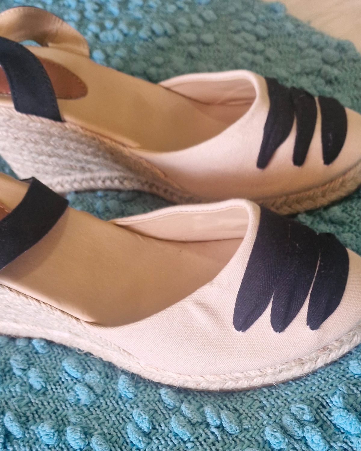 Sandalias de mujer multicolor con detalle en negro