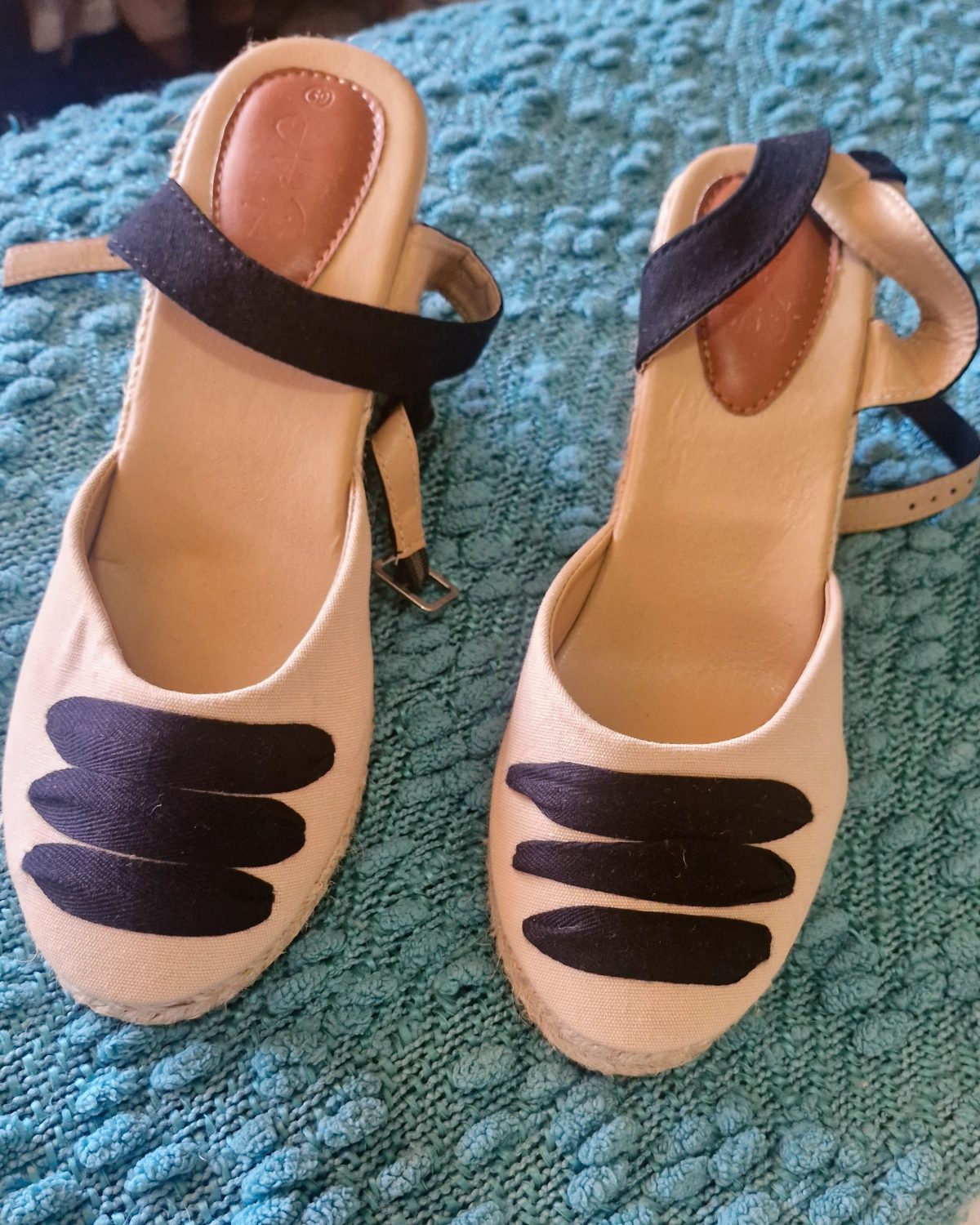Sandalias de mujer multicolor con detalle en negro