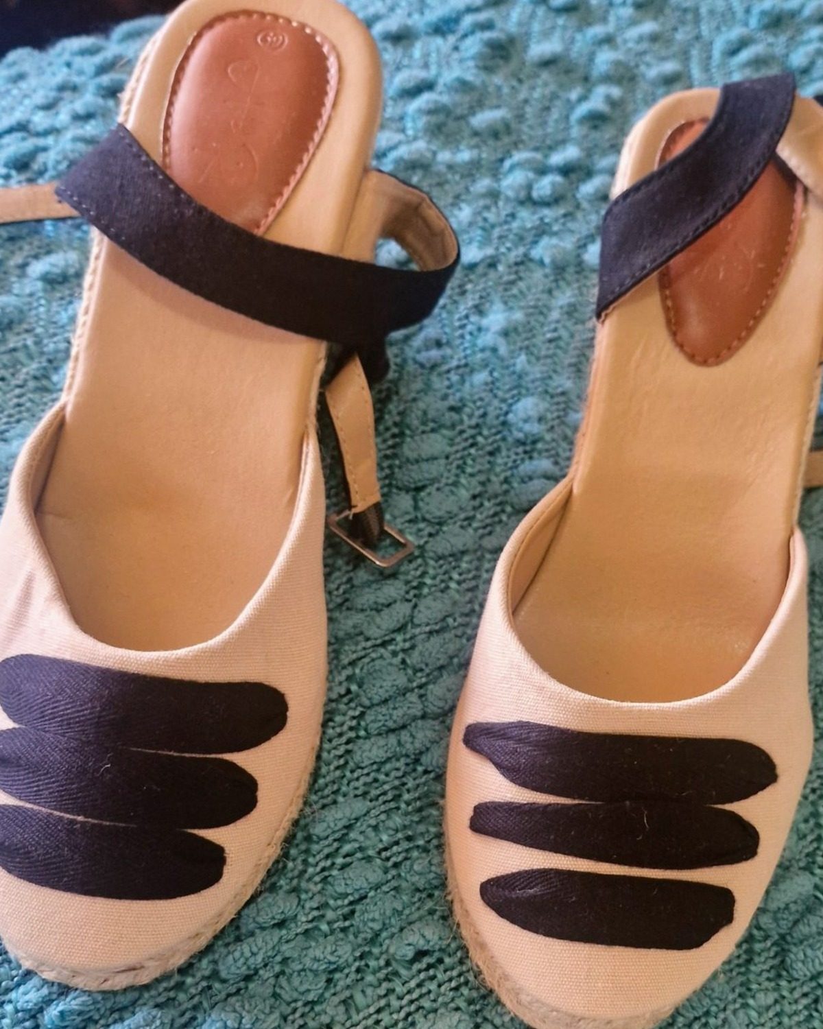 Sandalias de mujer multicolor con detalle en negro