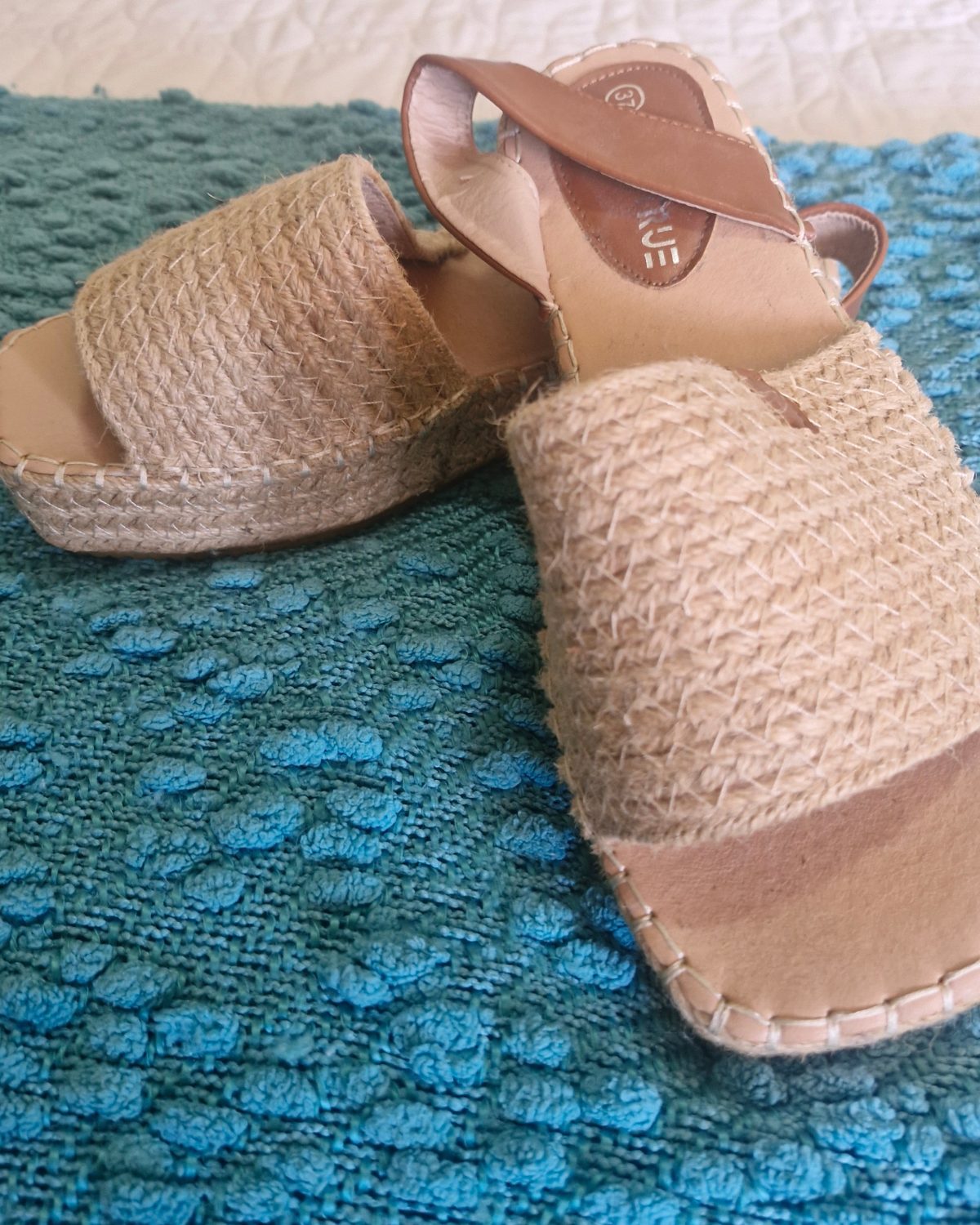 Sandalias de mujer en color marrón con diseño trenzado
