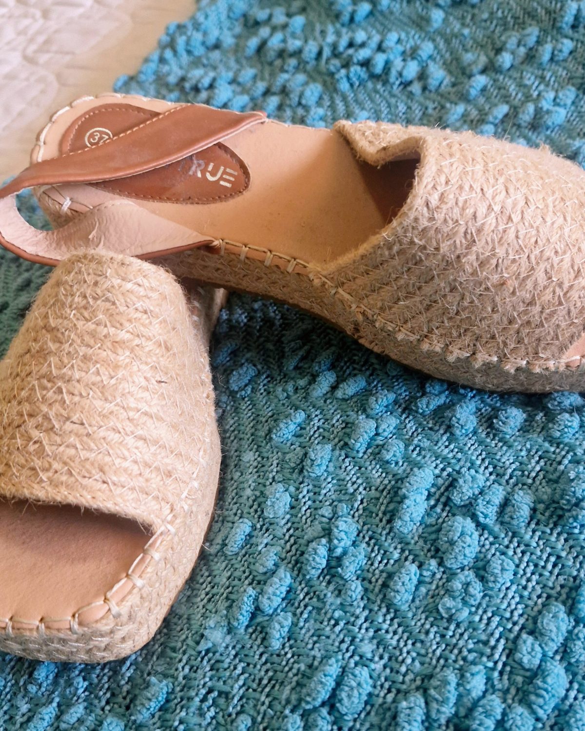 Sandalias de mujer en color marrón con diseño trenzado