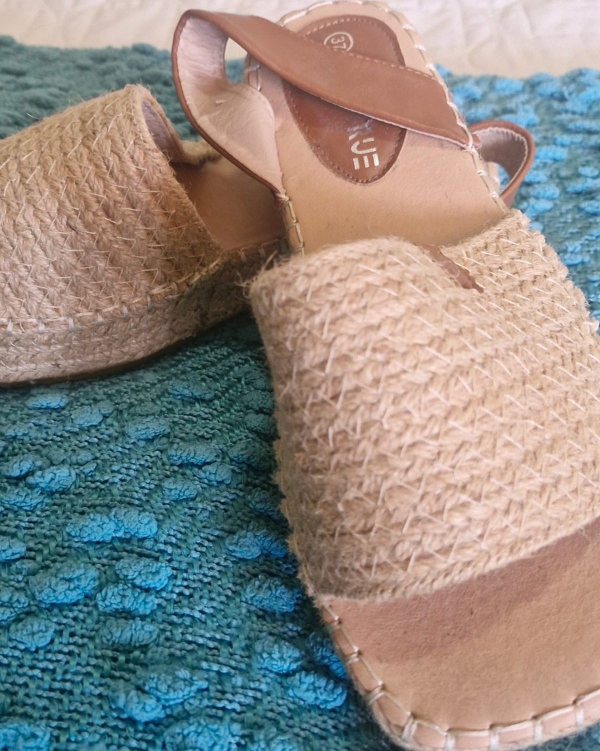 Sandalias de mujer en color marrón con diseño trenzado