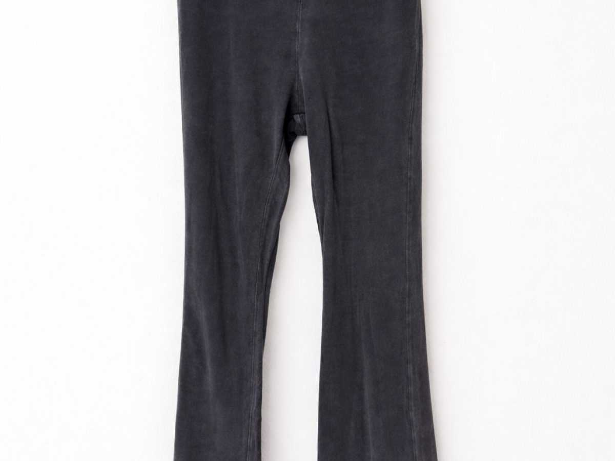 Pantalón flare gris oscuro de licra con cintura ancha