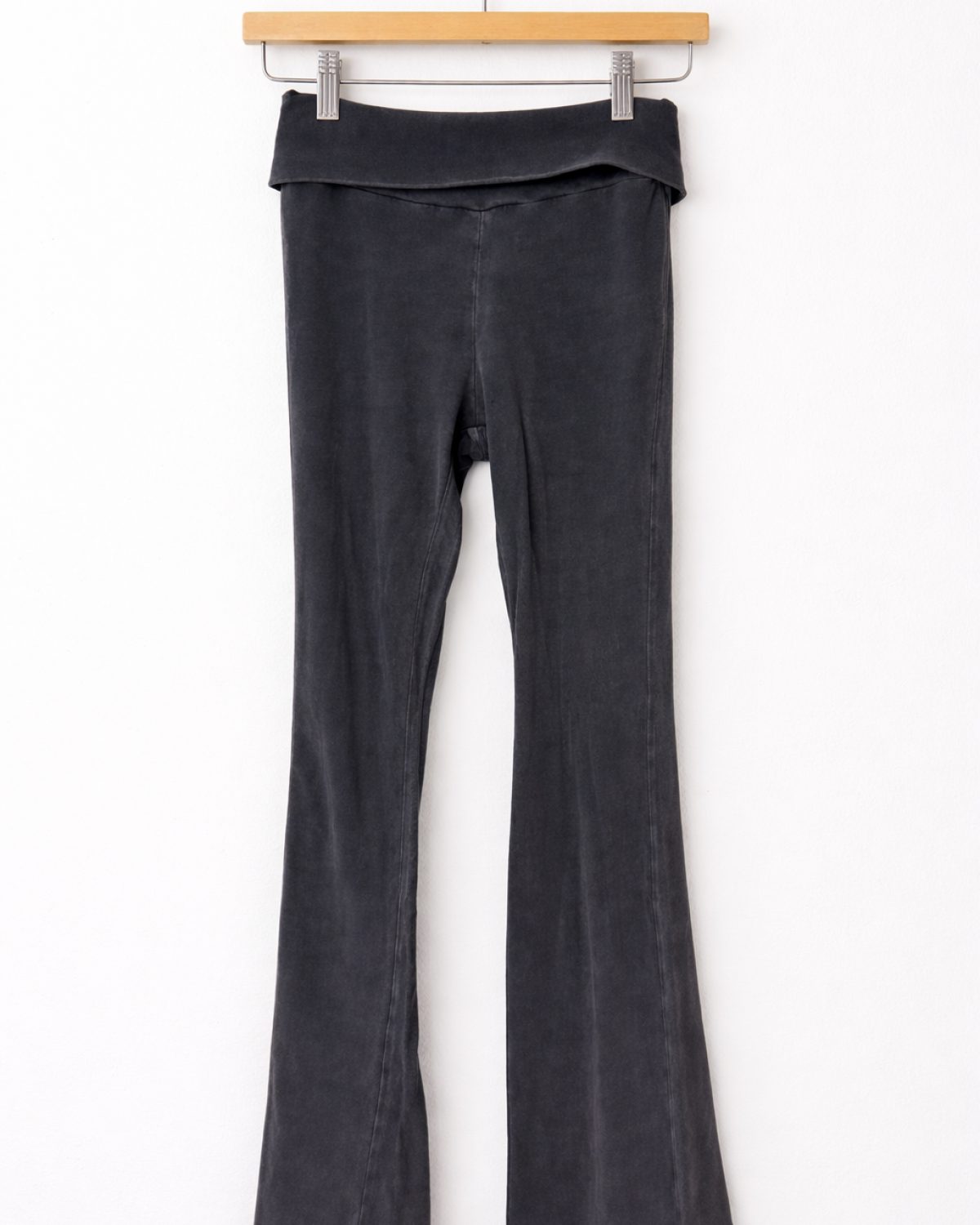 Pantalón flare gris oscuro de licra con cintura ancha