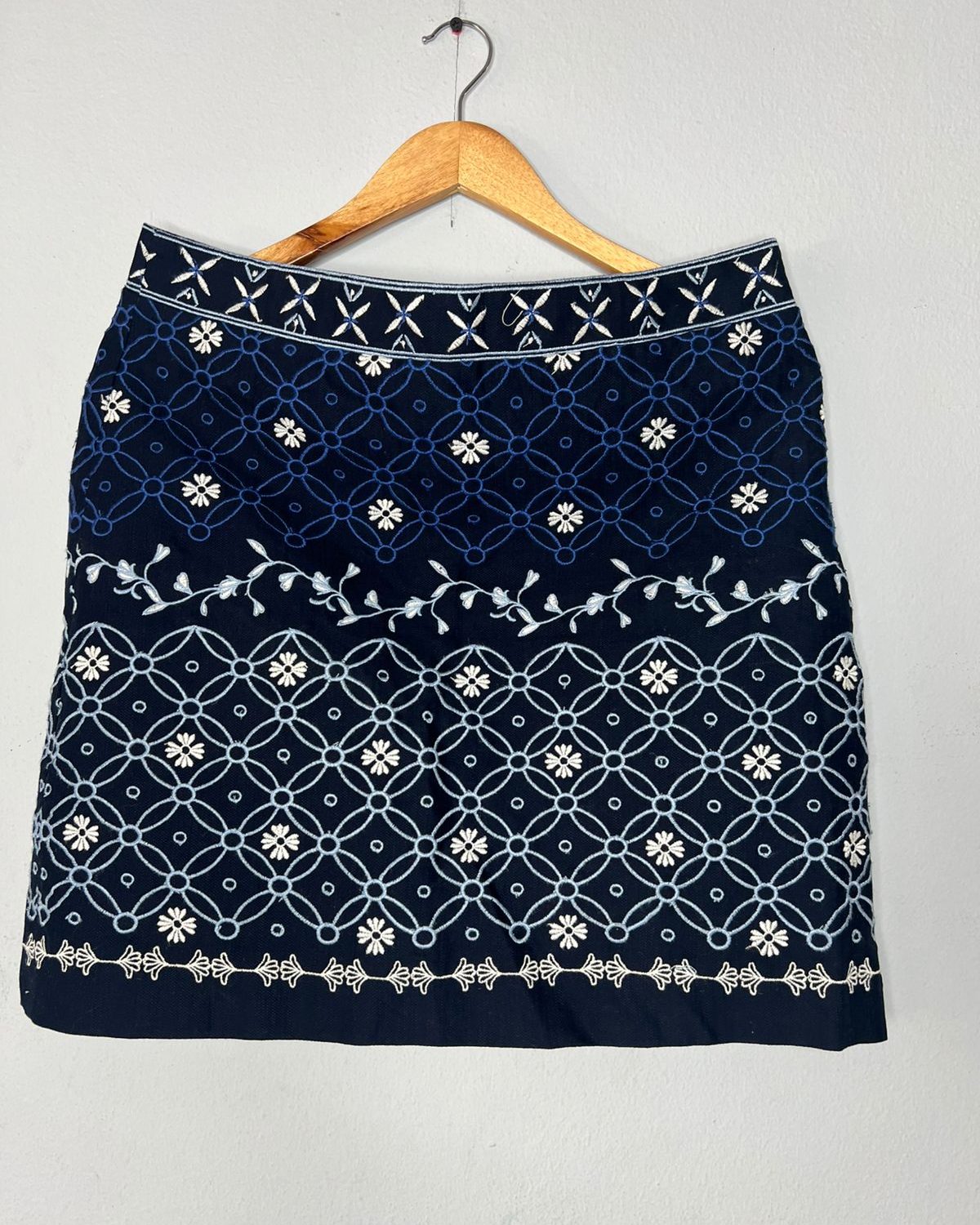 Falda corta bordada